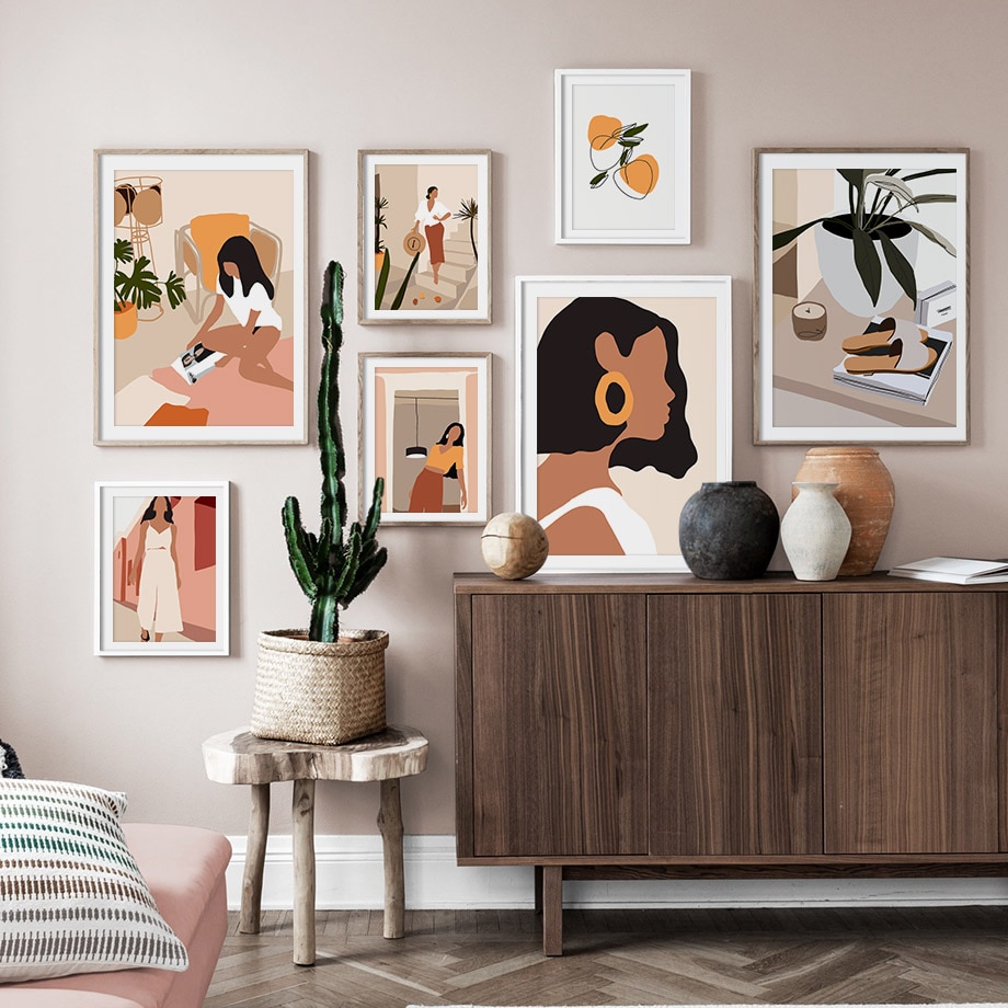 Mélange de tableaux sur un mur beige