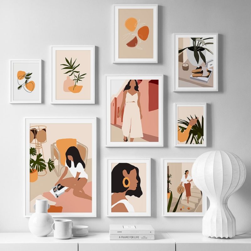 Mélange de tableaux sur un mur blanc