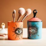 Deux pots oeil design utilisé comme pot à pinceaux de maquillage