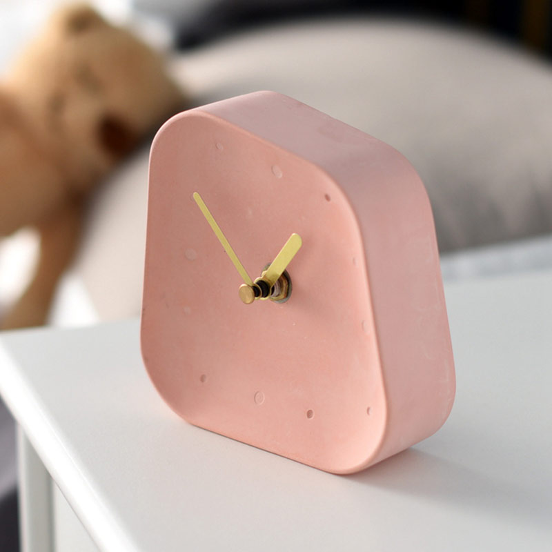 horloge de table béton rose - vue de côté