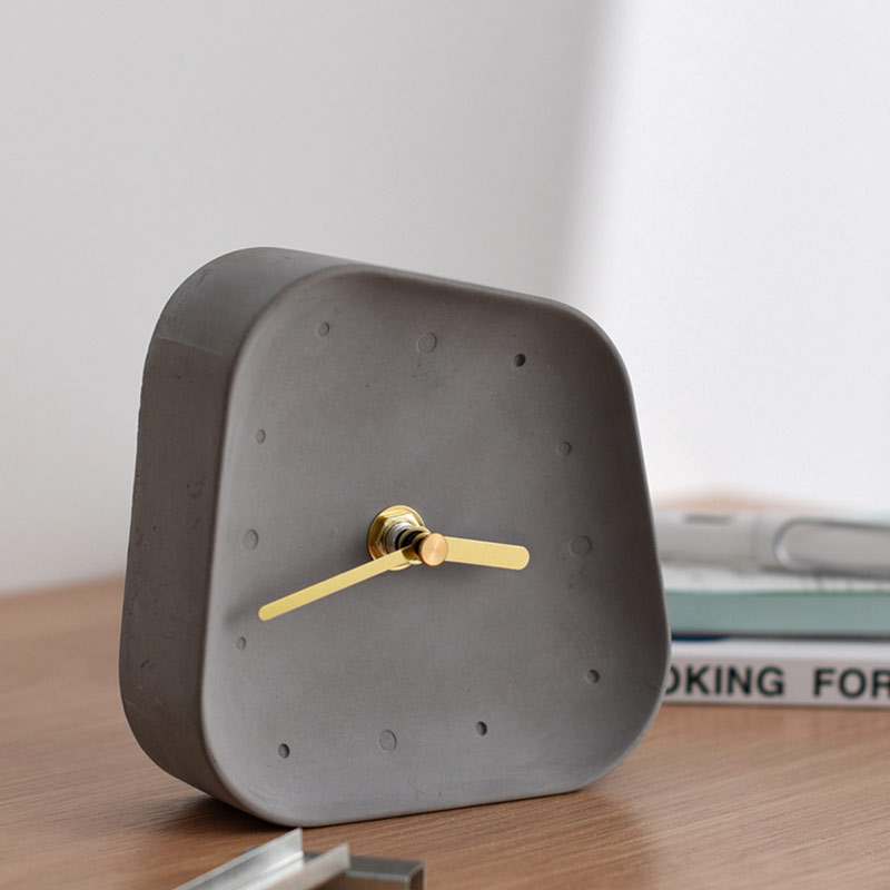 horloge de table béton gris sur table