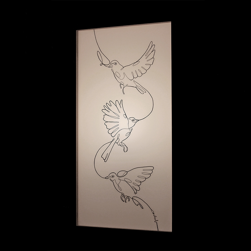 lampe allumée avec dessin d'oiseau