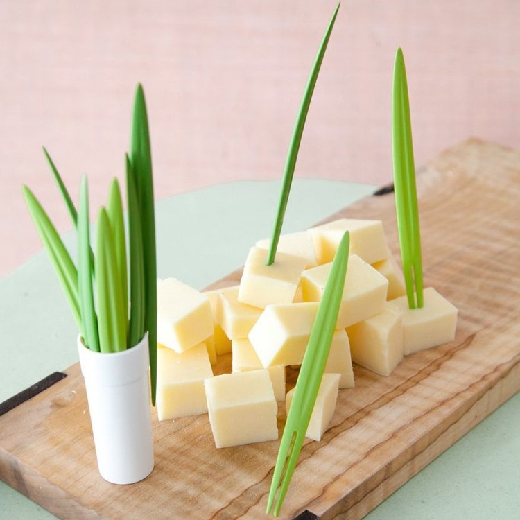Piques apéritives bambou sur planche au fromage