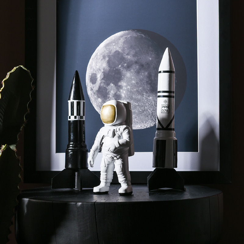 statue astronaute et fusées