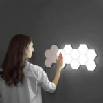 Femme qui touche la lampe tactile hexagonale