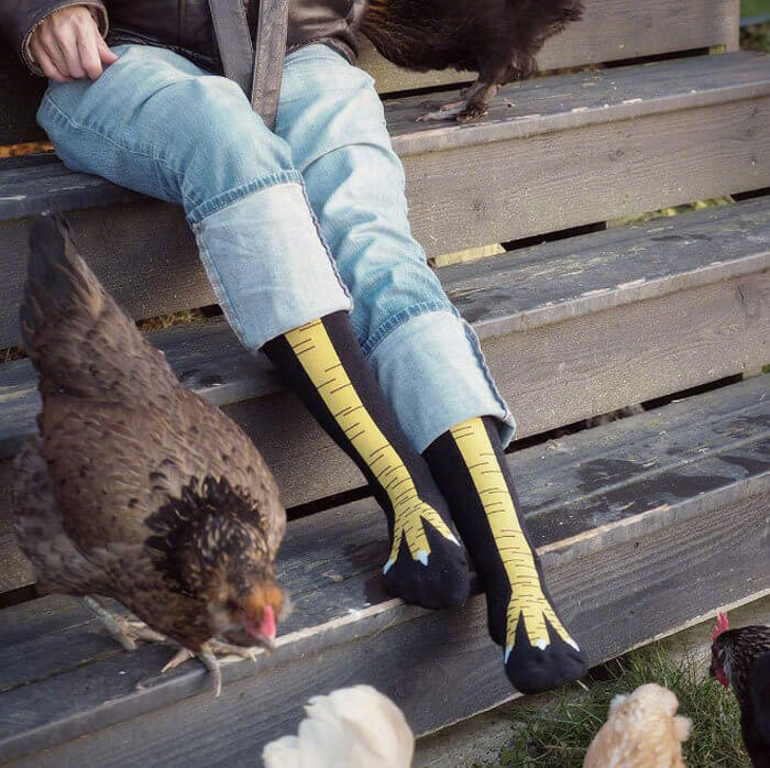 femme sur un banc avec les chaussettes pattes de poulet
