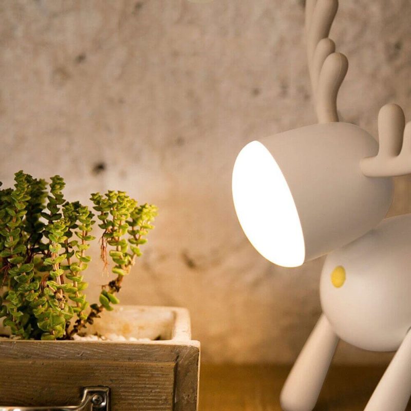 lampe cerf avec une plante