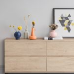 Vases design géométrique sur un meuble de salon