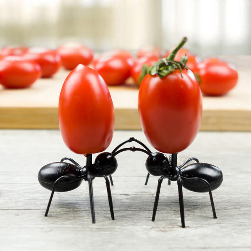 Deux piques à légumes en forme de fourmis