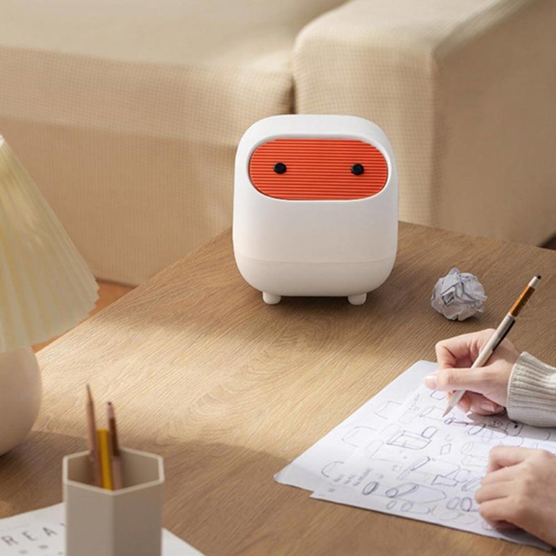 Poubelle robot sur un bureau