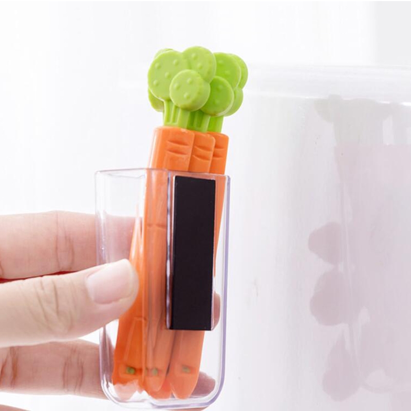 Pince pour sac alimentaire en forme de carotte avec support magnétique