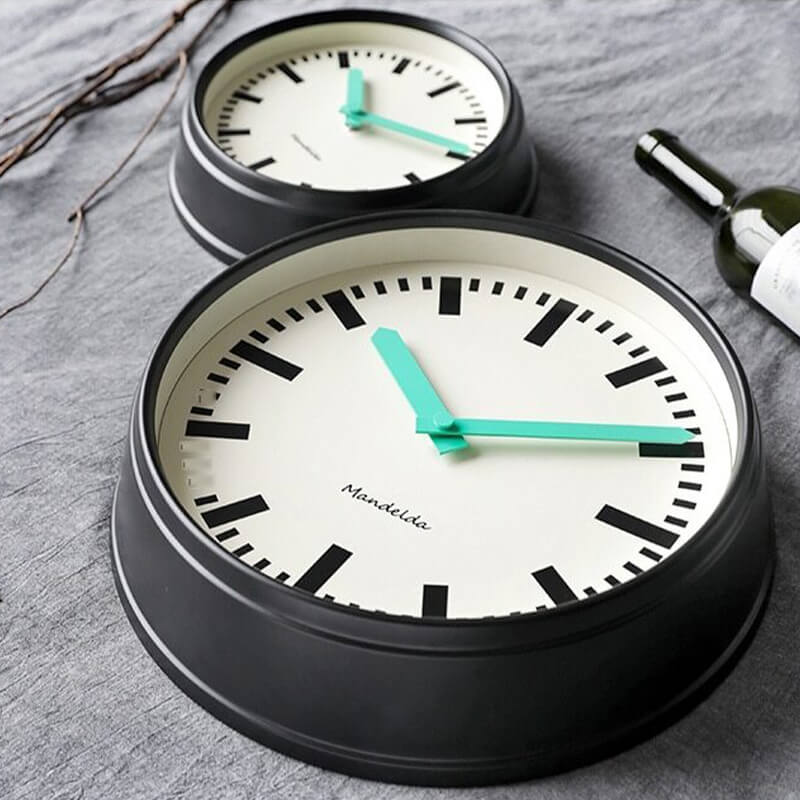 Horloge design vintage noire - vue de près