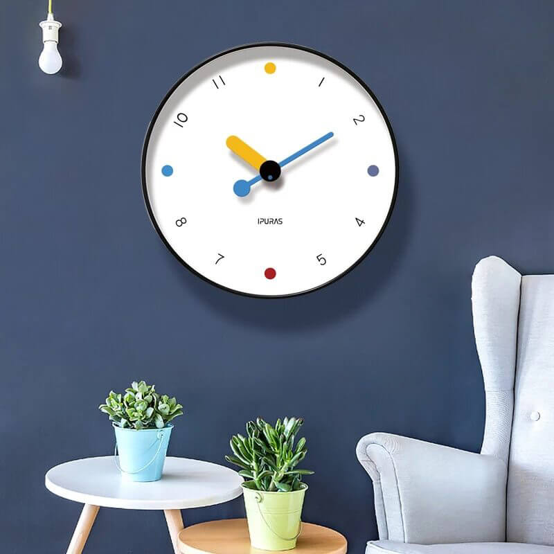 horloge design colorée sur fond bleu