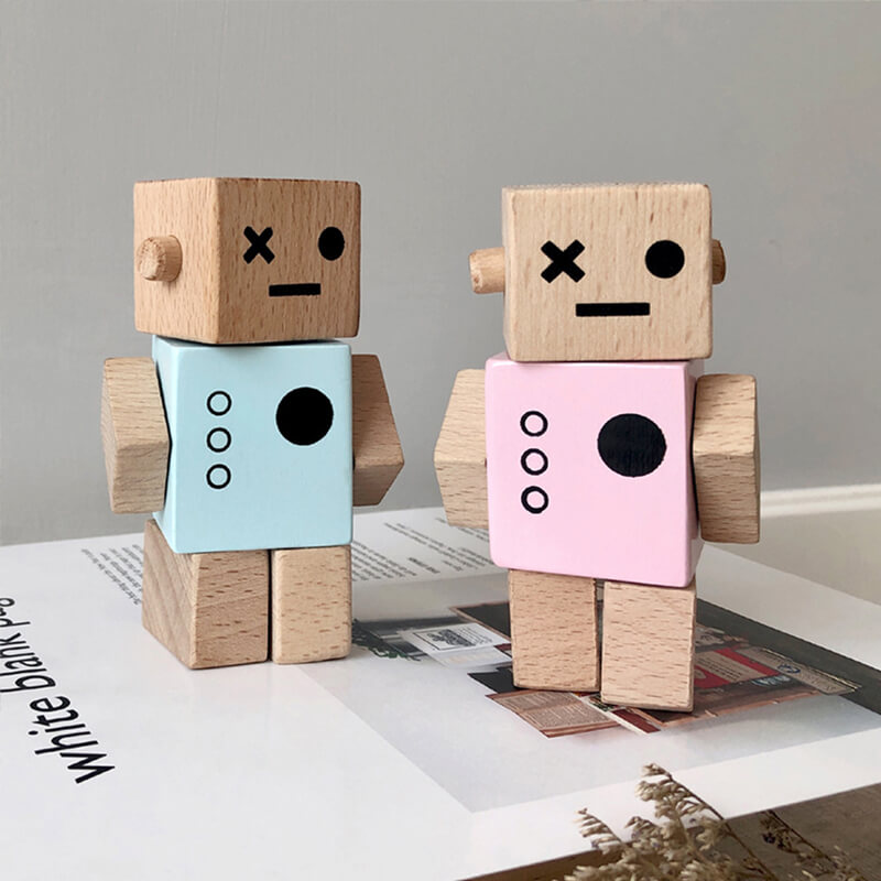 Robot en bois rose et bleu