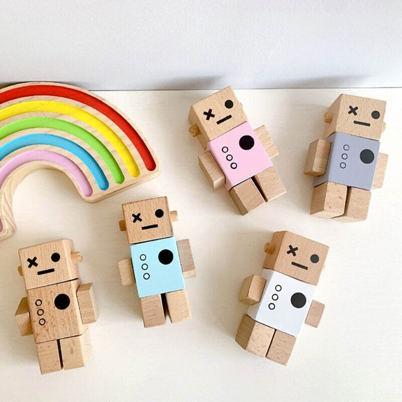 jouet robot et bois de couleur