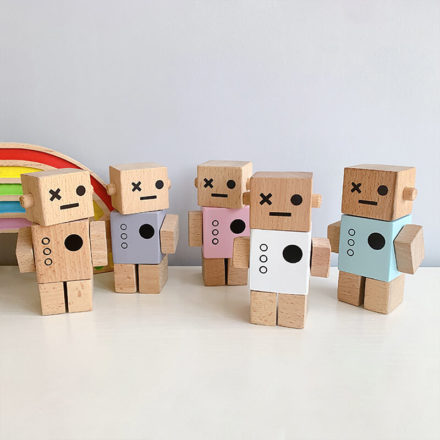 5 petits robots en bois