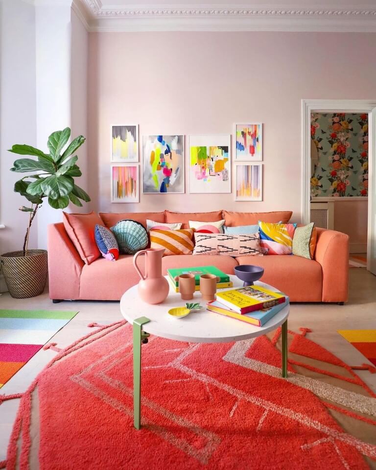 Coussins colorés sur un canapé dans un salon design