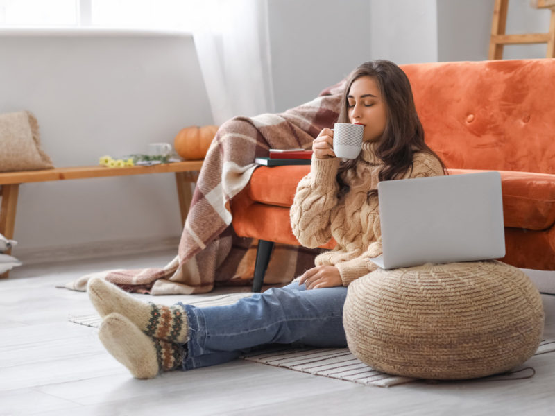 Intérieur de maison cosy et confortable en hiver