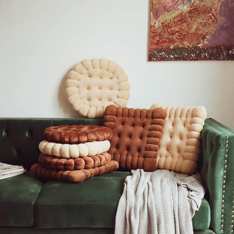 coussins design biscuit sur un canapé