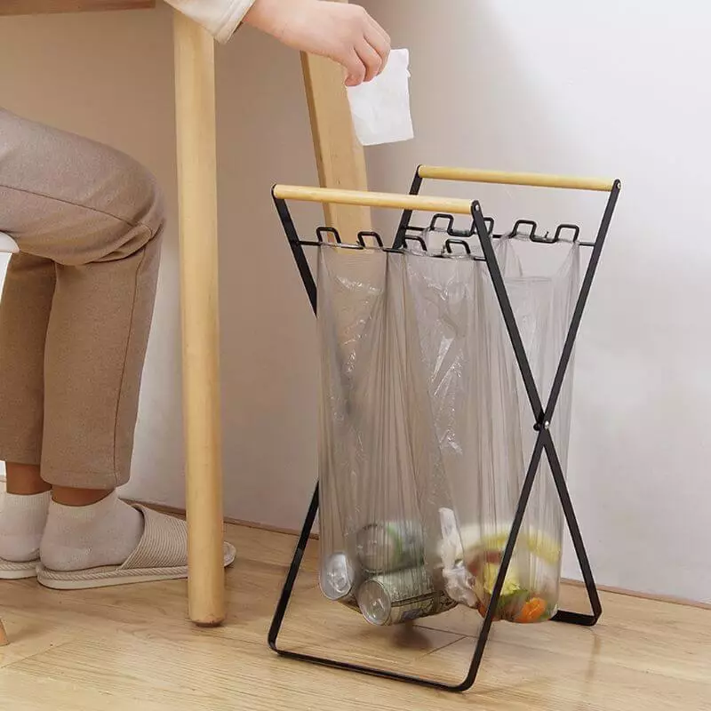 Support sac poubelle dans un bureau