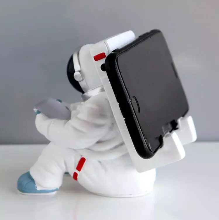 Support de téléphone astronaute assis - vue de dos