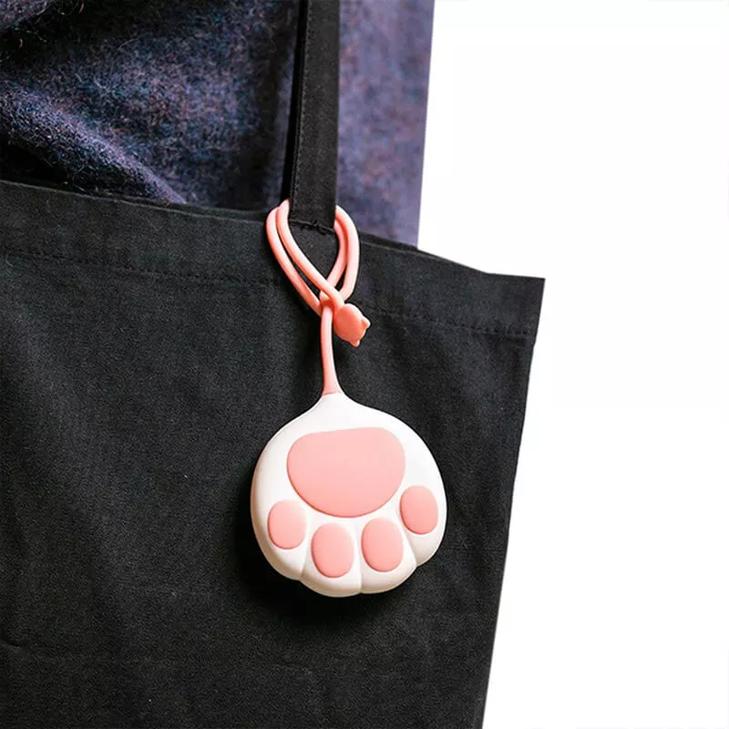 batterie patte de chat accrochée sur un sac