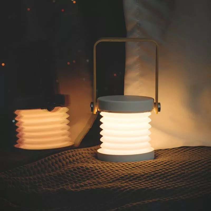 Lanterne design accordéon grise la nuit