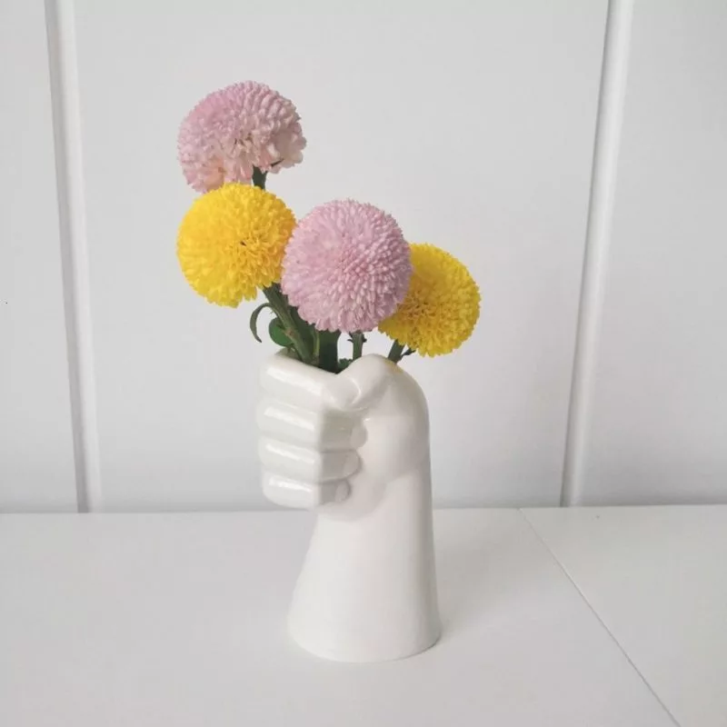vase main en céramique avec fleurs roses et jaunes