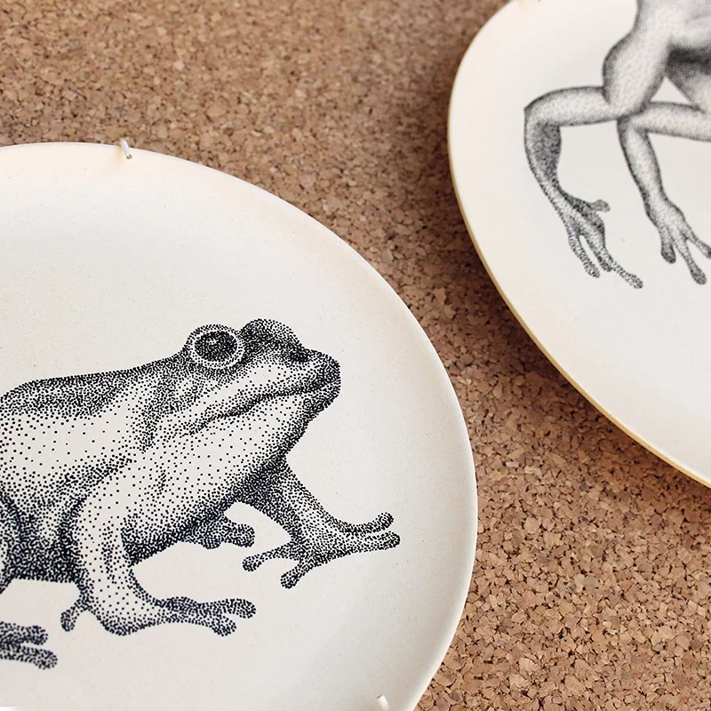 assiette grenouille - détails dessin blackwork dotwork