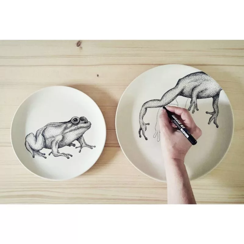 L'artiste C. Cordial qui réalise les assiettes grenouille