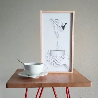 café et cadre sur une table