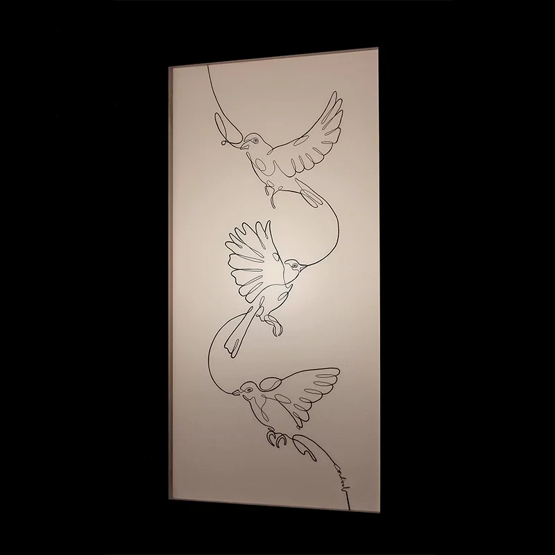 lampe allumée avec dessin d'oiseau