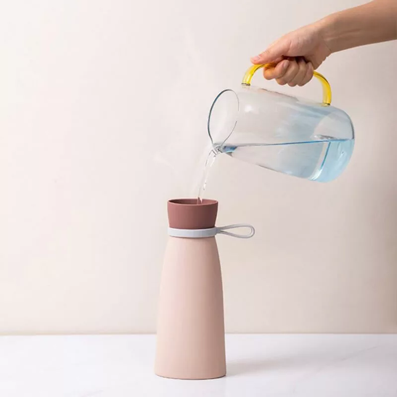 Remplissage de la bouillotte bouteille rose