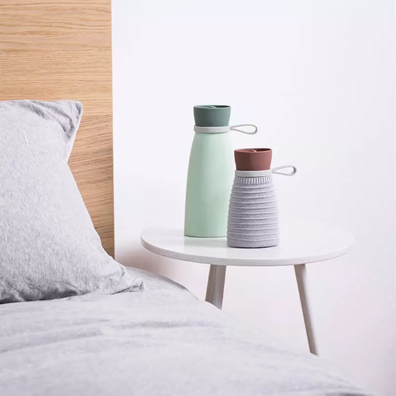 Deux bouillottes bouteille posées sur une table