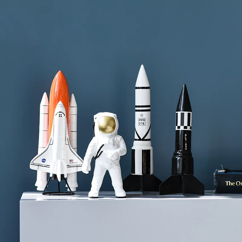 statuette astronaute et fusées