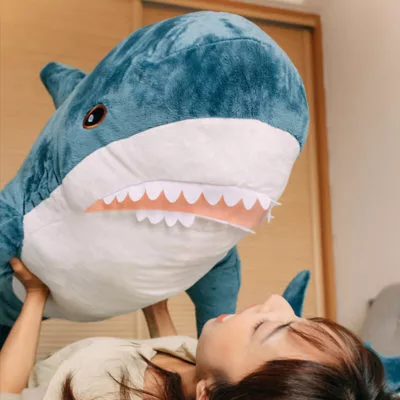 attaque de requin en peluche