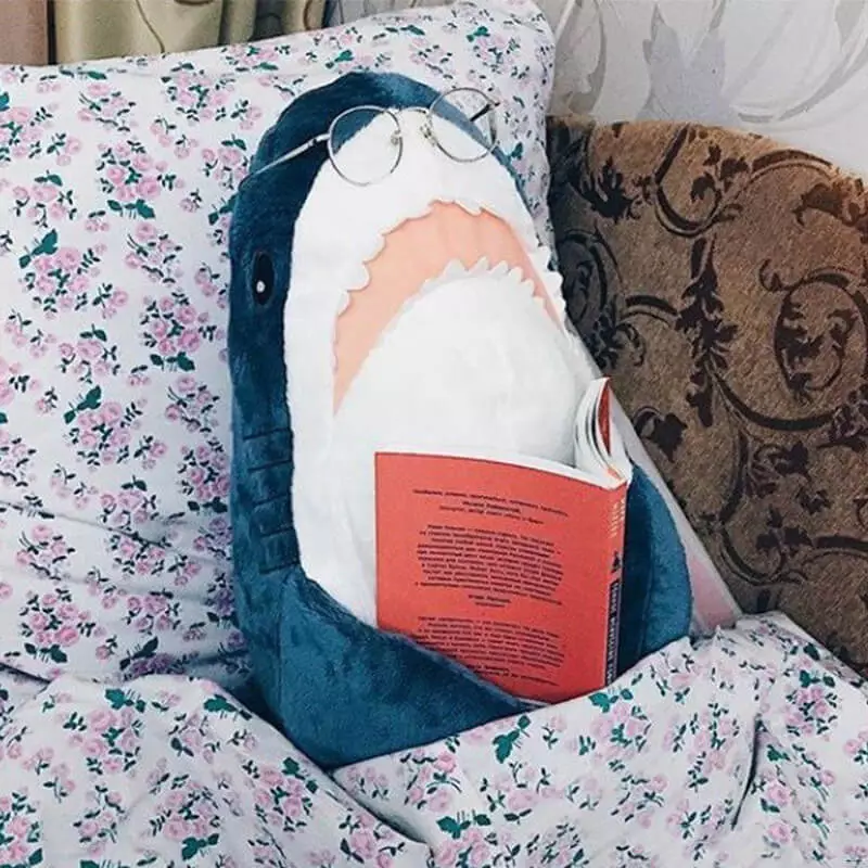 peluche requin géante au lit