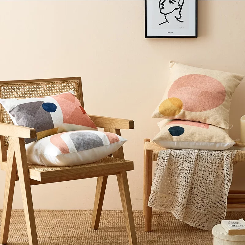 Housse de coussin géométrique brodée – Image 3