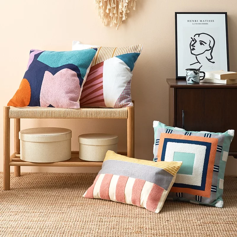 Housse de coussin géométrique brodée