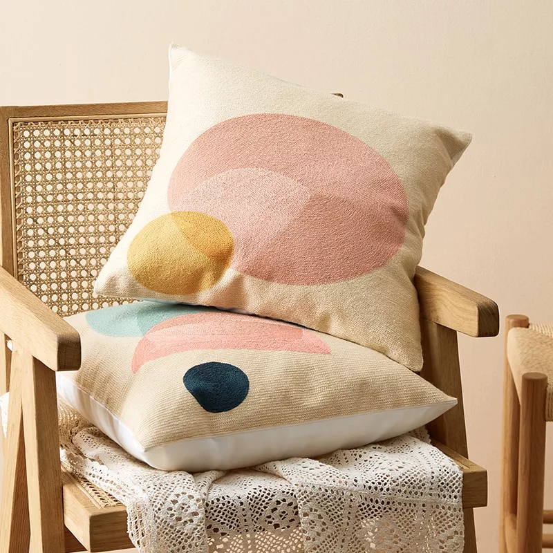 Housse de coussin géométrique brodée – Image 2