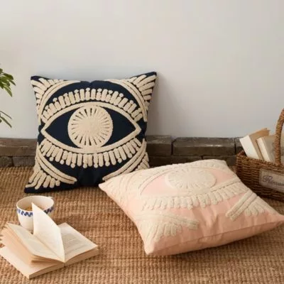Housse de coussin oeil brodé