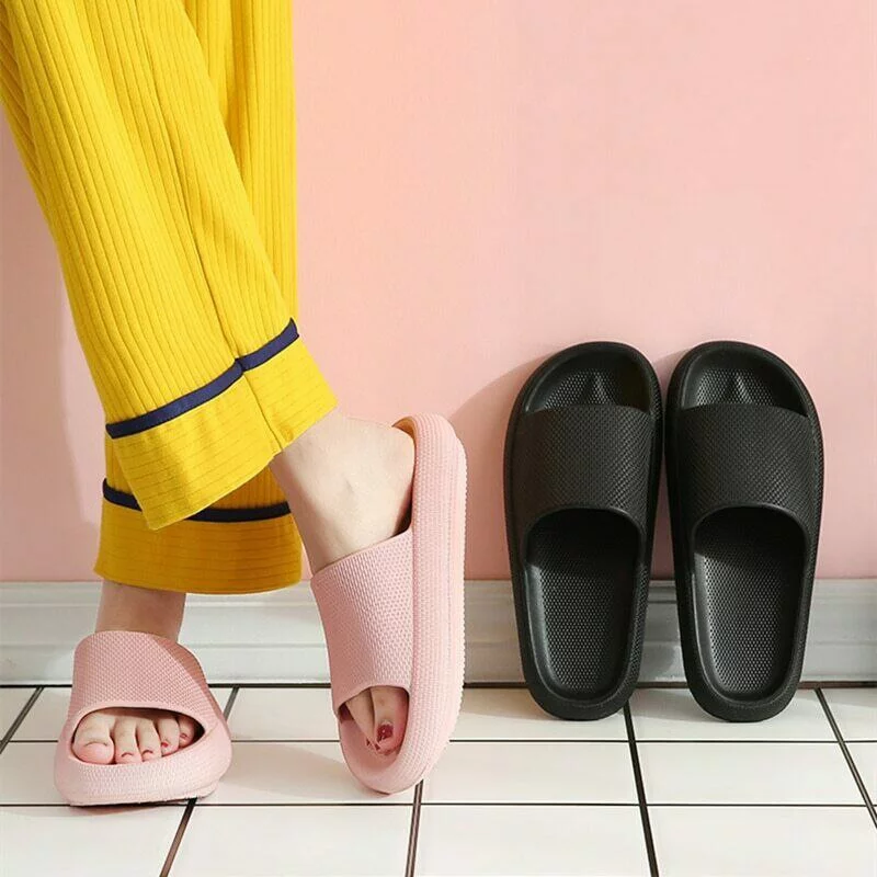 Femme qui porte les chaussons compensés roses