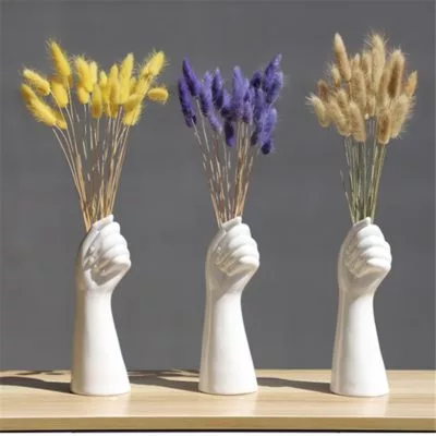 vases main avec des bouquets de fleurs