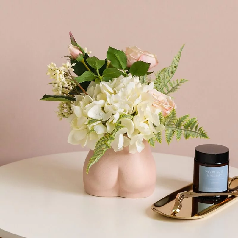 bouquet de fleurs blanches dans un vase fesse