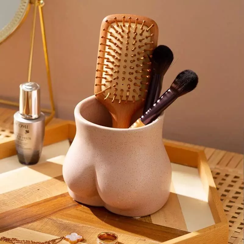 vase corps de femme utilisé comme pot à maquillage