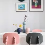 Vases design sur une table de salle à manger