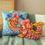 Coussin brodé poisson porte-bonheur