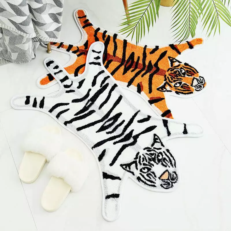 Deux tapis tigre de couleurs orange et blanc