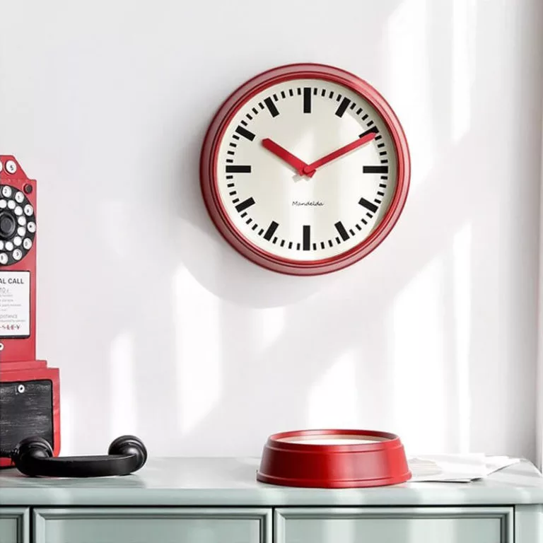 Horloge vintage style gare américaine - couleur rouge