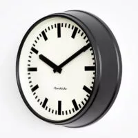 Aiguille noire sur fond blanc